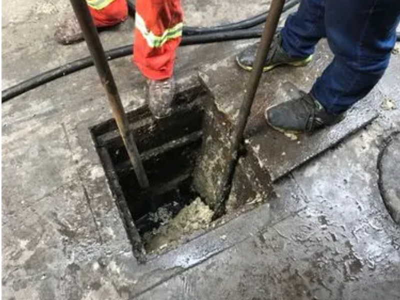 番禺桥南涌口村疏通下水道 桥南清理化粪池